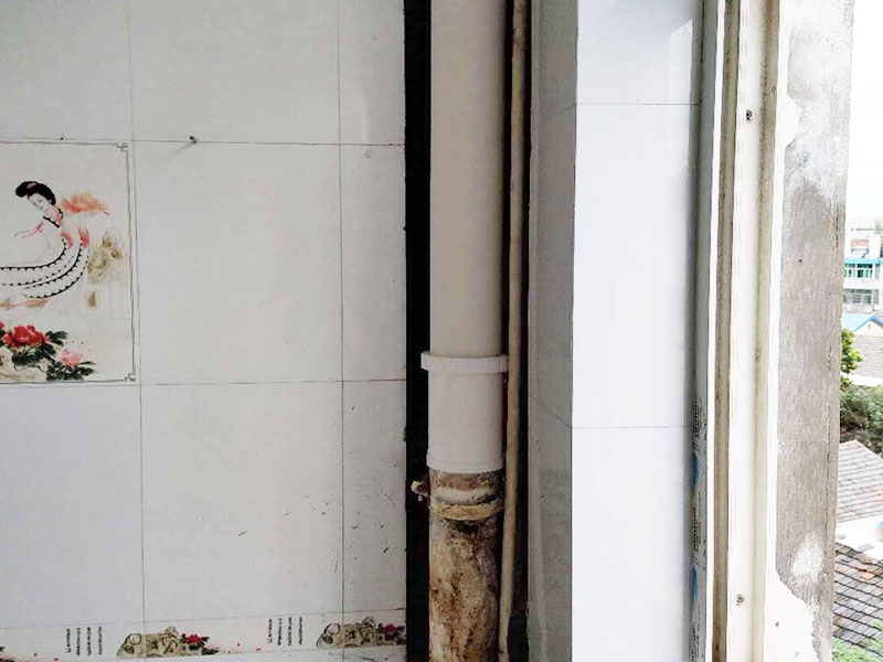 主水管更換：檢查進水管的螺絲，看是否生銹。 如果生銹可用扳手輕輕敲去銹。 螺絲一般是六角螺絲，好用方便。 同時擰下龍頭這邊的螺絲。 如果鐵銹太嚴重可用鉗子夾住一段，避免龍頭或者水管被擰壞。