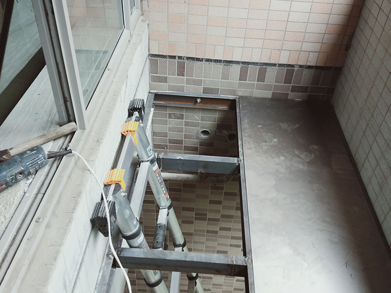 陽(yáng)臺(tái)電焊鋼結(jié)構(gòu)：手工電弧焊的焊接過(guò)程是從引弧開(kāi)始的，引弧方法有擦劃法引弧和直擊法引弧。 1.擦劃法引弧是先將焊條前端對(duì)準(zhǔn)焊件，然后將手腕扭轉(zhuǎn)，使焊條在焊件表面輕微劃一 下，焊條提起2-4mm，即在空氣中產(chǎn)生電弧，后將電弧長(zhǎng)度保持在焊條直徑允許的范圍。 2.直擊法引弧是將手腕下彎，焊條輕微碰一下焊件。