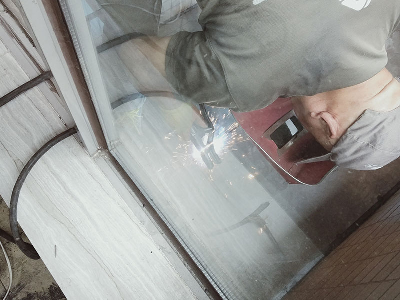 陽(yáng)臺(tái)電焊鋼結(jié)構(gòu)：手工電弧焊的焊接過(guò)程是從引弧開(kāi)始的，引弧方法有擦劃法引弧和直擊法引弧。 1.擦劃法引弧是先將焊條前端對(duì)準(zhǔn)焊件，然后將手腕扭轉(zhuǎn)，使焊條在焊件表面輕微劃一 下，焊條提起2-4mm，即在空氣中產(chǎn)生電弧，后將電弧長(zhǎng)度保持在焊條直徑允許的范圍。 2.直擊法引弧是將手腕下彎，焊條輕微碰一下焊件。