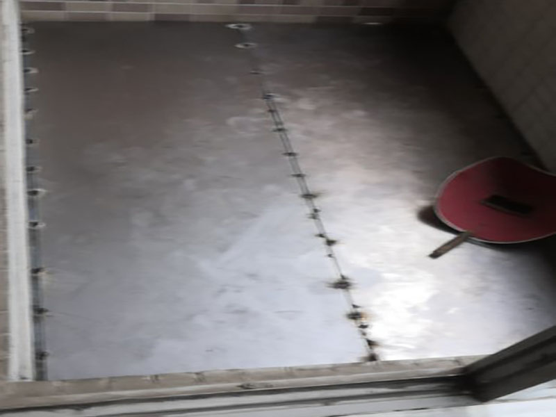 陽(yáng)臺(tái)電焊鋼結(jié)構(gòu)：手工電弧焊的焊接過(guò)程是從引弧開(kāi)始的，引弧方法有擦劃法引弧和直擊法引弧。 1.擦劃法引弧是先將焊條前端對(duì)準(zhǔn)焊件，然后將手腕扭轉(zhuǎn)，使焊條在焊件表面輕微劃一 下，焊條提起2-4mm，即在空氣中產(chǎn)生電弧，后將電弧長(zhǎng)度保持在焊條直徑允許的范圍。 2.直擊法引弧是將手腕下彎，焊條輕微碰一下焊件。