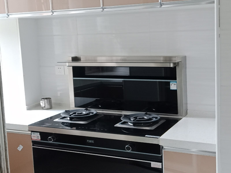 廚房翻新裝修：對于廚房翻新或改造來說，首先要做好的就是廚房的成品保護，成品保護的話不僅能夠保護好原來放置在廚房不能移動的東西外，還要對地面和墻面等各個方面做好保護，放置對做好的東西造成二次污染。 對該進行保護的家具和物品保護之后，就可以開始對廚房中不合理的地方根據(jù)設計圖和現(xiàn)場的規(guī)劃進行打拆工作了，這里要注意的是一定要根據(jù)事先布局好的圖紙進行施工，要查看好水電圖和現(xiàn)場布局圖，有沉重墻的地方要特別注意。現(xiàn)場打拆完之后就要安排人員把物品進行清理了。