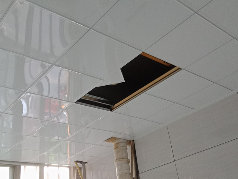 廚房翻新裝修：對于廚房翻新或改造來說，首先要做好的就是廚房的成品保護，成品保護的話不僅能夠保護好原來放置在廚房不能移動的東西外，還要對地面和墻面等各個方面做好保護，放置對做好的東西造成二次污染。 對該進行保護的家具和物品保護之后，就可以開始對廚房中不合理的地方根據(jù)設計圖和現(xiàn)場的規(guī)劃進行打拆工作了，這里要注意的是一定要根據(jù)事先布局好的圖紙進行施工，要查看好水電圖和現(xiàn)場布局圖，有沉重墻的地方要特別注意。現(xiàn)場打拆完之后就要安排人員把物品進行清理了。