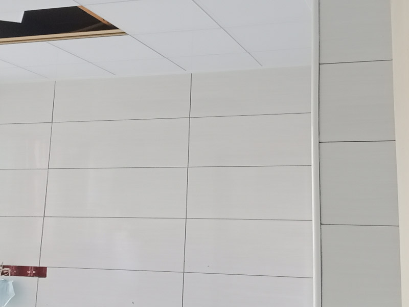 廚房翻新裝修：對于廚房翻新或改造來說，首先要做好的就是廚房的成品保護，成品保護的話不僅能夠保護好原來放置在廚房不能移動的東西外，還要對地面和墻面等各個方面做好保護，放置對做好的東西造成二次污染。 對該進行保護的家具和物品保護之后，就可以開始對廚房中不合理的地方根據(jù)設計圖和現(xiàn)場的規(guī)劃進行打拆工作了，這里要注意的是一定要根據(jù)事先布局好的圖紙進行施工，要查看好水電圖和現(xiàn)場布局圖，有沉重墻的地方要特別注意。現(xiàn)場打拆完之后就要安排人員把物品進行清理了。