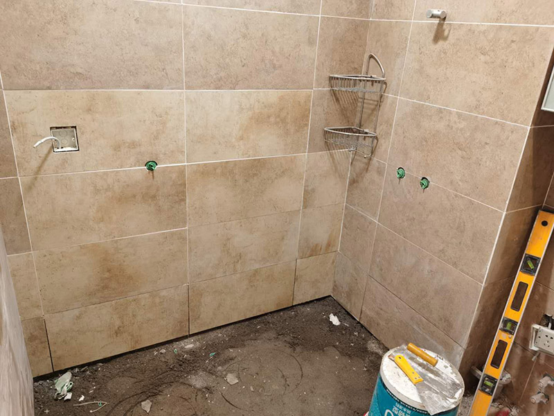 衛(wèi)生間瓷磚鋪貼：基層處理--抹底子灰--彈線排磚--侵磚--鑲貼--擦縫--交工驗收 首先進行地面清掃，不打掃干凈會翹邊、空鼓的;放水平du線然后分塊;地面要濕潤進行灑水;采用兩種砂漿，打砂漿的基層，一般要進行干鋪;地磚是不是出現(xiàn)了空鼓是很重要的;還要在磚底涂抹上漿;鋪貼的時候要用橡皮錘敲擊，做拉縫、表面清理，對瓷磚進行勾縫處理即可。最重要的是保護好成品，以防造成污染和損傷。