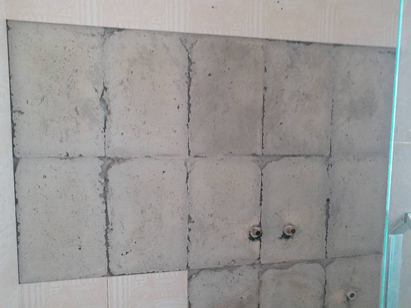 衛(wèi)生間瓷磚鋪貼：基層處理--抹底子灰--彈線排磚--侵磚--鑲貼--擦縫--交工驗收 首先進行地面清掃，不打掃干凈會翹邊、空鼓的;放水平du線然后分塊;地面要濕潤進行灑水;采用兩種砂漿，打砂漿的基層，一般要進行干鋪;地磚是不是出現(xiàn)了空鼓是很重要的;還要在磚底涂抹上漿;鋪貼的時候要用橡皮錘敲擊，做拉縫、表面清理，對瓷磚進行勾縫處理即可。最重要的是保護好成品，以防造成污染和損傷。