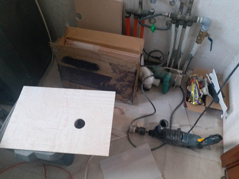 衛(wèi)生間瓷磚鋪貼：基層處理--抹底子灰--彈線排磚--侵磚--鑲貼--擦縫--交工驗收 首先進行地面清掃，不打掃干凈會翹邊、空鼓的;放水平du線然后分塊;地面要濕潤進行灑水;采用兩種砂漿，打砂漿的基層，一般要進行干鋪;地磚是不是出現(xiàn)了空鼓是很重要的;還要在磚底涂抹上漿;鋪貼的時候要用橡皮錘敲擊，做拉縫、表面清理，對瓷磚進行勾縫處理即可。最重要的是保護好成品，以防造成污染和損傷。