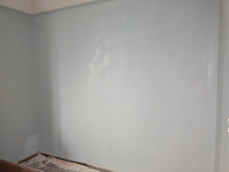 臥室乳膠漆粉刷：1、基層處理。先將裝修表面上的灰塊、浮渣等雜物用開鏟除，如表面有油污，應(yīng)用清洗劑和清水洗凈，干燥后再用棕刷將表面灰塵清掃干凈表面清掃后，用水與界面劑(配合比為10：1)的稀釋液滾刷一邊，再用底層石膏或嵌縫石膏將底層不平處填補(bǔ)好，石膏干透后局部需貼牛皮紙或?qū)Ｓ脡Σ歼M(jìn)行防裂處理，干透后進(jìn)行下一步施工 2、滿刮兩遍膩?zhàn)?。一遍?yīng)用膠皮刮板滿刮，要求橫向刮抹平整、均勻、光滑，密實(shí)平整，線角及邊棱整齊為度。 3、底層涂料。施工應(yīng)在干燥、清潔、牢固的層表面上進(jìn)行，噴涂一遍，涂層需均勻，不得漏涂。 4、中層涂料施工。涂刷一遍中層涂料前如發(fā)現(xiàn)有不平整之處，用膩?zhàn)友a(bǔ)平磨光。涂料在使用前應(yīng)用手提電動(dòng)攪拌充分?jǐn)嚢杈鶆?。如稠度較大，可適當(dāng)加清水稀釋，但每次加水量需一致，不得稀稠不一。然后將涂料倒入托盤，用涂料滾