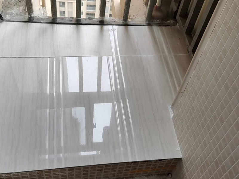 陽臺(tái)瓷磚鋪貼：準(zhǔn)備粘結(jié)劑前，瓷磚不應(yīng)浸水，但要用鋼絲刷除去磚背面的松散物質(zhì)，并用濕布抹去磚背的浮塵。然后按照生產(chǎn)商建議的比例將水或乳液放到攪拌桶中攪拌直至粘結(jié)劑均勻無結(jié)塊。初始攪拌后的粘結(jié)劑應(yīng)靜置在攪拌桶中，直到生產(chǎn)商推薦的熟化時(shí)間過后攪拌一下再使用。 在鋪壓瓷磚前，在瓷磚背面也批一薄層粘結(jié)劑。這種雙批法雖然用的材料和工時(shí)比較多，但卻能夠保證粘貼的質(zhì)量和耐久性。 在粘結(jié)劑量置晾時(shí)間內(nèi)，將準(zhǔn)備好的瓷磚鋪壓到位，垂直于梳理方向輕微搓動(dòng)以排出磚下的空氣。鋪貼到位后用橡皮錘輕擊，用尺寸合適的十字定位架來調(diào)整表面平整度及接縫的平直。