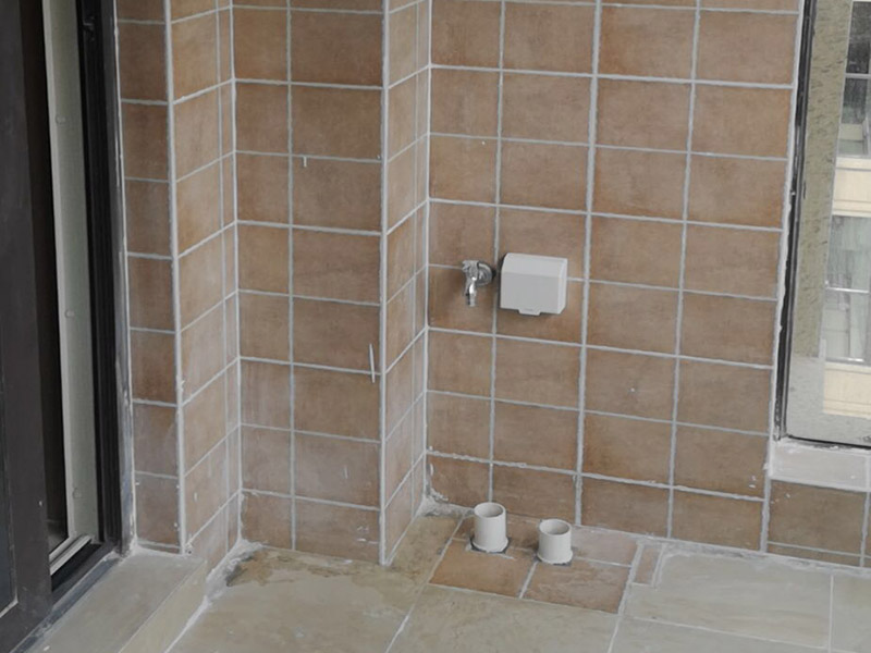 陽臺(tái)改造裝修：通常家&lrm;里種&lrm;的&lrm;綠植都會(huì)放在陽臺(tái)上，&lrm;所以&lrm;將陽臺(tái)改造成花園是最&lrm;常&lrm;見也是最簡(jiǎn)單&lrm;的，&lrm;無論&lrm;家里是開放&lrm;式&lrm;陽臺(tái)還是封閉式&lrm;陽臺(tái)，&lrm;都可&lrm;以&lrm;進(jìn)行&lrm;改造。 陽臺(tái)跟客廳、臥房的不同在于可以享受陽光沐浴、清風(fēng)拂面的感覺，可以在陽臺(tái)上擺放幾張舒服的座椅，放置一個(gè)小茶幾，或者掛一個(gè)吊椅，使陽臺(tái)既可以成為下午茶專區(qū)，也能成為偶爾閑坐、休息的小角落。 如果想要保留陽臺(tái)的生活用途，可以把洗衣機(jī)搬到陽臺(tái)，改造成一個(gè)洗衣區(qū)，這樣不僅將洗、晾、曬的過程集中在一個(gè)區(qū)域，還能兼顧手洗、儲(chǔ)物的功能。