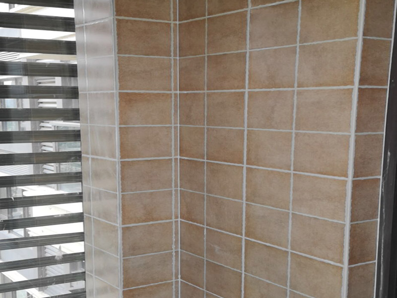 陽臺(tái)改造裝修：通常家&lrm;里種&lrm;的&lrm;綠植都會(huì)放在陽臺(tái)上，&lrm;所以&lrm;將陽臺(tái)改造成花園是最&lrm;常&lrm;見也是最簡(jiǎn)單&lrm;的，&lrm;無論&lrm;家里是開放&lrm;式&lrm;陽臺(tái)還是封閉式&lrm;陽臺(tái)，&lrm;都可&lrm;以&lrm;進(jìn)行&lrm;改造。 陽臺(tái)跟客廳、臥房的不同在于可以享受陽光沐浴、清風(fēng)拂面的感覺，可以在陽臺(tái)上擺放幾張舒服的座椅，放置一個(gè)小茶幾，或者掛一個(gè)吊椅，使陽臺(tái)既可以成為下午茶專區(qū)，也能成為偶爾閑坐、休息的小角落。 如果想要保留陽臺(tái)的生活用途，可以把洗衣機(jī)搬到陽臺(tái)，改造成一個(gè)洗衣區(qū)，這樣不僅將洗、晾、曬的過程集中在一個(gè)區(qū)域，還能兼顧手洗、儲(chǔ)物的功能。