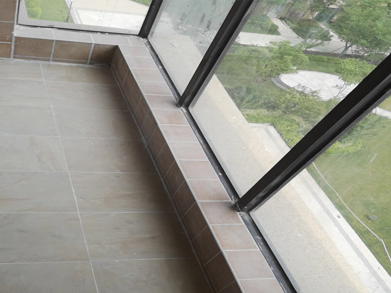 陽臺(tái)改造裝修：通常家&lrm;里種&lrm;的&lrm;綠植都會(huì)放在陽臺(tái)上，&lrm;所以&lrm;將陽臺(tái)改造成花園是最&lrm;常&lrm;見也是最簡(jiǎn)單&lrm;的，&lrm;無論&lrm;家里是開放&lrm;式&lrm;陽臺(tái)還是封閉式&lrm;陽臺(tái)，&lrm;都可&lrm;以&lrm;進(jìn)行&lrm;改造。 陽臺(tái)跟客廳、臥房的不同在于可以享受陽光沐浴、清風(fēng)拂面的感覺，可以在陽臺(tái)上擺放幾張舒服的座椅，放置一個(gè)小茶幾，或者掛一個(gè)吊椅，使陽臺(tái)既可以成為下午茶專區(qū)，也能成為偶爾閑坐、休息的小角落。 如果想要保留陽臺(tái)的生活用途，可以把洗衣機(jī)搬到陽臺(tái)，改造成一個(gè)洗衣區(qū)，這樣不僅將洗、晾、曬的過程集中在一個(gè)區(qū)域，還能兼顧手洗、儲(chǔ)物的功能。