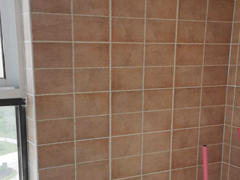 陽臺(tái)改造裝修：通常家&lrm;里種&lrm;的&lrm;綠植都會(huì)放在陽臺(tái)上，&lrm;所以&lrm;將陽臺(tái)改造成花園是最&lrm;常&lrm;見也是最簡(jiǎn)單&lrm;的，&lrm;無論&lrm;家里是開放&lrm;式&lrm;陽臺(tái)還是封閉式&lrm;陽臺(tái)，&lrm;都可&lrm;以&lrm;進(jìn)行&lrm;改造。 陽臺(tái)跟客廳、臥房的不同在于可以享受陽光沐浴、清風(fēng)拂面的感覺，可以在陽臺(tái)上擺放幾張舒服的座椅，放置一個(gè)小茶幾，或者掛一個(gè)吊椅，使陽臺(tái)既可以成為下午茶專區(qū)，也能成為偶爾閑坐、休息的小角落。 如果想要保留陽臺(tái)的生活用途，可以把洗衣機(jī)搬到陽臺(tái)，改造成一個(gè)洗衣區(qū)，這樣不僅將洗、晾、曬的過程集中在一個(gè)區(qū)域，還能兼顧手洗、儲(chǔ)物的功能。