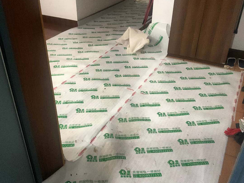 廁所重新裝修：老房衛(wèi)生間改造水電路改造很重要，會(huì)直接影響日后的生活使用，所以在改造過程中需要嚴(yán)防死守。避水測(cè)試，檢測(cè)防水層是否良好。一般衛(wèi)浴間的防水層為1.8米，其他墻面防水層高度為1米，地面防水返高30厘米。 當(dāng)然，如果老房衛(wèi)生間改造時(shí)沒有進(jìn)行水路改造的情況下，也是需要進(jìn)行檢查防水層是否完好的操作流程。老房衛(wèi)生間改造中隨意鉆孔開槽都會(huì)造成防水層的損壞，因此，老房衛(wèi)生間改造進(jìn)行拆除磚墻的裝修流程后，應(yīng)當(dāng)重新進(jìn)行避水試驗(yàn)，保證原來存有的防水系統(tǒng)不會(huì)出現(xiàn)任何問題。