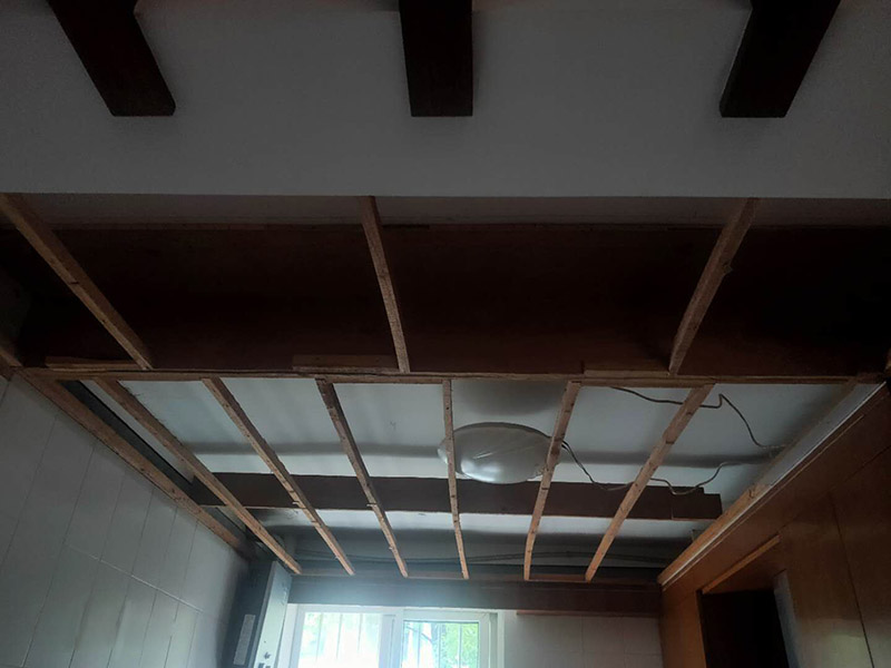 廁所重新裝修：老房衛(wèi)生間改造水電路改造很重要，會(huì)直接影響日后的生活使用，所以在改造過程中需要嚴(yán)防死守。避水測(cè)試，檢測(cè)防水層是否良好。一般衛(wèi)浴間的防水層為1.8米，其他墻面防水層高度為1米，地面防水返高30厘米。 當(dāng)然，如果老房衛(wèi)生間改造時(shí)沒有進(jìn)行水路改造的情況下，也是需要進(jìn)行檢查防水層是否完好的操作流程。老房衛(wèi)生間改造中隨意鉆孔開槽都會(huì)造成防水層的損壞，因此，老房衛(wèi)生間改造進(jìn)行拆除磚墻的裝修流程后，應(yīng)當(dāng)重新進(jìn)行避水試驗(yàn)，保證原來存有的防水系統(tǒng)不會(huì)出現(xiàn)任何問題。