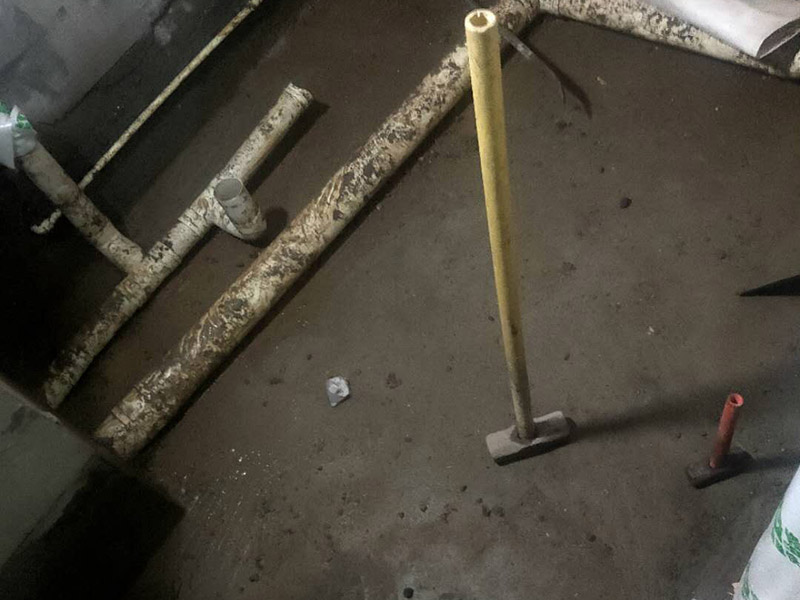 廁所重新裝修：老房衛(wèi)生間改造水電路改造很重要，會(huì)直接影響日后的生活使用，所以在改造過程中需要嚴(yán)防死守。避水測(cè)試，檢測(cè)防水層是否良好。一般衛(wèi)浴間的防水層為1.8米，其他墻面防水層高度為1米，地面防水返高30厘米。 當(dāng)然，如果老房衛(wèi)生間改造時(shí)沒有進(jìn)行水路改造的情況下，也是需要進(jìn)行檢查防水層是否完好的操作流程。老房衛(wèi)生間改造中隨意鉆孔開槽都會(huì)造成防水層的損壞，因此，老房衛(wèi)生間改造進(jìn)行拆除磚墻的裝修流程后，應(yīng)當(dāng)重新進(jìn)行避水試驗(yàn)，保證原來存有的防水系統(tǒng)不會(huì)出現(xiàn)任何問題。