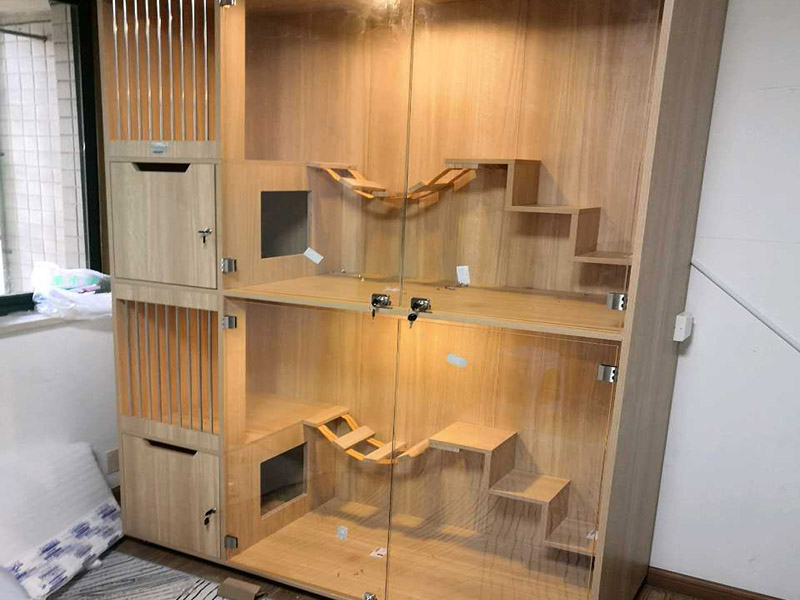 隔斷家具安裝：安裝前所需工作，拆開包裝所要注意的是，不要讓硬物劃到屏風的表面，然后將屏風支撐單腳全部裝上。然后就開始，如果是L型位，就找到L型的腳以及連接件蓋子，先將兩塊屏風對準L型腳的位置裝平，然后將中立柱裝上，最后用連接件將兩塊屏風和中立柱固定在一起。然后，看屏風的兩邊是否全部著地是否穩(wěn)定，有落空的腳就將其調到落地為止，必要時安裝屏風最好是兩位師傅一個托扶著一個固定，避免屏風倒下而損壞。屏風搭好了，接著固定側腳板，側邊可使用連接件連接在屏風的一側，上邊與臺面板連接處打是兩個L型角碼。