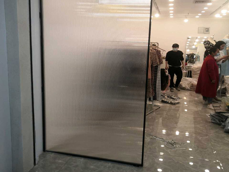 隔斷家具安裝：安裝前所需工作，拆開包裝所要注意的是，不要讓硬物劃到屏風的表面，然后將屏風支撐單腳全部裝上。然后就開始，如果是L型位，就找到L型的腳以及連接件蓋子，先將兩塊屏風對準L型腳的位置裝平，然后將中立柱裝上，最后用連接件將兩塊屏風和中立柱固定在一起。然后，看屏風的兩邊是否全部著地是否穩(wěn)定，有落空的腳就將其調到落地為止，必要時安裝屏風最好是兩位師傅一個托扶著一個固定，避免屏風倒下而損壞。屏風搭好了，接著固定側腳板，側邊可使用連接件連接在屏風的一側，上邊與臺面板連接處打是兩個L型角碼。