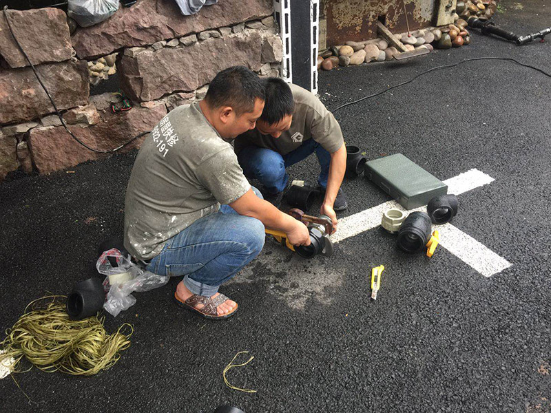 花園防水施工準(zhǔn)備：1、找到本來的防水層bai，由于防水層不du是顯露的，是在面層下部，有必要將zhi面層進(jìn)行悉數(shù)根除，找到本來的防水層。 2、將原防水層根除以后，找平，將本來下部保溫層里存的水進(jìn)行排干，設(shè)一些排氣孔做排氣辦法，將保溫層里的水分排干。 3、如果在康復(fù)美化的情況下，咱們需求做的防水層有必要是阻根防水層，阻根防水層有改性瀝青卷材阻根防水層、還有高分子卷材阻根防水層。 4、做完防水層以后，必定要做找坡處理，不要形成屋面部分存水，通常設(shè)置水泥砂漿找平找坡，找坡的斜度不小于3%。 5、做完防水以后，需求進(jìn)行閉水實驗，不漏水為合格，再進(jìn)行康復(fù)上面的維護(hù)及鋪貼面磚裝修。