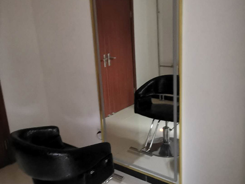 鏡子安裝維修:安裝在墻壁上面的一種掛墻式鏡子，常見的可能是全身鏡，或者是普通的圓形，長方形和正方形的小扇鏡子，它們和普通的擺放在梳妝臺上面的可以折疊的鏡子不太一樣，因為對風(fēng)水方面要求比較苛刻，而且還應(yīng)該根據(jù)實際的結(jié)構(gòu)和面積確定產(chǎn)品的大小和規(guī)格，這樣的話才不至于影響到整體風(fēng)格，還可以達到畫龍點睛的效果。