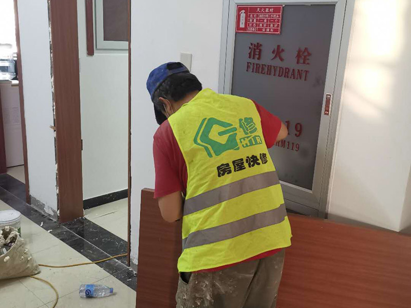 門框窗框更換翻新:門窗套就是指：在門窗洞口兩個(gè)立邊的垂直面，可以是突出外墻形成邊框，也可和外墻保持平齊，既要立邊垂直平整，而且又要滿足和墻面平整，所以它的質(zhì)量會(huì)要求相對(duì)高一些。 找位與劃線：在安裝前，需要根據(jù)設(shè)計(jì)圖的要求，先找好標(biāo)高、平面位置、豎向尺寸進(jìn)行彈線。 核查預(yù)埋件和洞口：對(duì)于有預(yù)埋件、木磚的門窗套安裝工程，彈線后應(yīng)該檢查預(yù)埋件、木磚是否符合設(shè)計(jì)要求。 龍骨、基層板配制與安裝：根據(jù)洞口實(shí)際尺寸，按設(shè)計(jì)規(guī)定骨架料斷面規(guī)格，可將龍骨架或基層板分三片預(yù)制，洞頂一片、兩側(cè)各一片。每片龍骨架一般情況下為兩根立框料，當(dāng)門窗套寬度大于500mm，中間應(yīng)適當(dāng)增加立框料。橫向龍骨間距不大于400mm;面板寬度大于500mm時(shí)，橫向龍骨間距不大于300mm。