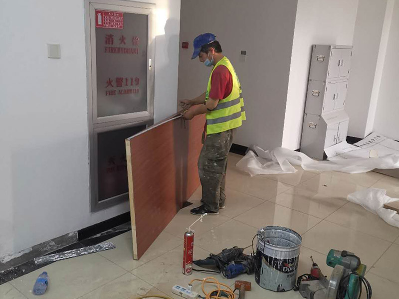 門框窗框更換翻新:門窗套就是指：在門窗洞口兩個(gè)立邊的垂直面，可以是突出外墻形成邊框，也可和外墻保持平齊，既要立邊垂直平整，而且又要滿足和墻面平整，所以它的質(zhì)量會(huì)要求相對(duì)高一些。 找位與劃線：在安裝前，需要根據(jù)設(shè)計(jì)圖的要求，先找好標(biāo)高、平面位置、豎向尺寸進(jìn)行彈線。 核查預(yù)埋件和洞口：對(duì)于有預(yù)埋件、木磚的門窗套安裝工程，彈線后應(yīng)該檢查預(yù)埋件、木磚是否符合設(shè)計(jì)要求。 龍骨、基層板配制與安裝：根據(jù)洞口實(shí)際尺寸，按設(shè)計(jì)規(guī)定骨架料斷面規(guī)格，可將龍骨架或基層板分三片預(yù)制，洞頂一片、兩側(cè)各一片。每片龍骨架一般情況下為兩根立框料，當(dāng)門窗套寬度大于500mm，中間應(yīng)適當(dāng)增加立框料。橫向龍骨間距不大于400mm;面板寬度大于500mm時(shí)，橫向龍骨間距不大于300mm。