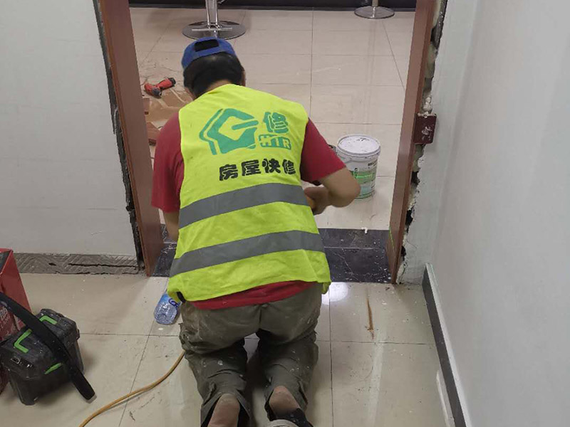 門框窗框更換翻新:門窗套就是指：在門窗洞口兩個(gè)立邊的垂直面，可以是突出外墻形成邊框，也可和外墻保持平齊，既要立邊垂直平整，而且又要滿足和墻面平整，所以它的質(zhì)量會(huì)要求相對(duì)高一些。 找位與劃線：在安裝前，需要根據(jù)設(shè)計(jì)圖的要求，先找好標(biāo)高、平面位置、豎向尺寸進(jìn)行彈線。 核查預(yù)埋件和洞口：對(duì)于有預(yù)埋件、木磚的門窗套安裝工程，彈線后應(yīng)該檢查預(yù)埋件、木磚是否符合設(shè)計(jì)要求。 龍骨、基層板配制與安裝：根據(jù)洞口實(shí)際尺寸，按設(shè)計(jì)規(guī)定骨架料斷面規(guī)格，可將龍骨架或基層板分三片預(yù)制，洞頂一片、兩側(cè)各一片。每片龍骨架一般情況下為兩根立框料，當(dāng)門窗套寬度大于500mm，中間應(yīng)適當(dāng)增加立框料。橫向龍骨間距不大于400mm;面板寬度大于500mm時(shí)，橫向龍骨間距不大于300mm。