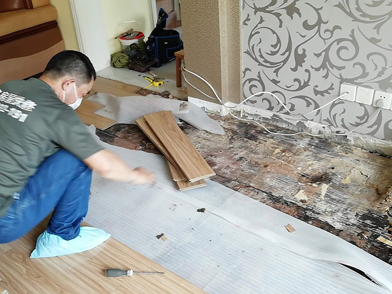 客廳木地板換新:基層清理&rarr;涂刷底膠&rarr;彈線、找平&rarr;鉆孔、安裝預(yù)埋件&rarr;安裝毛地板、找平、刨平&rarr;釘術(shù)地板、找平、刨平&rarr;釘踢腳板&rarr;刨光、打磨&rarr;油漆&rarr;上蠟。 1. 實鋪地板要先安裝地龍骨,然后再進(jìn)行木地板的鋪裝。 2. 龍骨的安裝方法:應(yīng)先在地面做預(yù)埋件,以固定木龍骨,預(yù)埋件為螺栓及鉛絲,預(yù)埋件間距為800毫米,從地面鉆孔下入。 3. 木地板的安裝方法：實鋪實木地板應(yīng)有基面板,基面板使用大芯板。 4. 地板鋪裝完成后,先用刨子將表面刨平刨光,將地板表面清掃干凈后涂刷地板漆,進(jìn)行拋光上蠟處理。