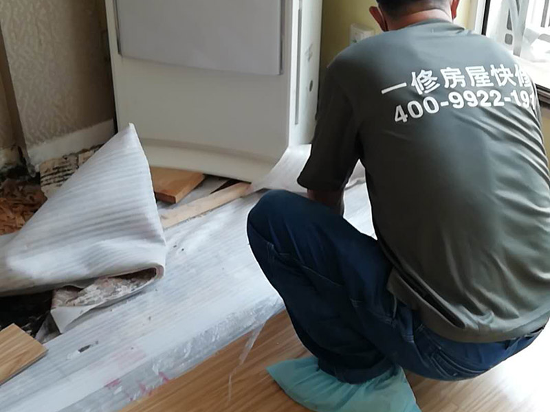 客廳木地板換新:基層清理&rarr;涂刷底膠&rarr;彈線、找平&rarr;鉆孔、安裝預(yù)埋件&rarr;安裝毛地板、找平、刨平&rarr;釘術(shù)地板、找平、刨平&rarr;釘踢腳板&rarr;刨光、打磨&rarr;油漆&rarr;上蠟。 1. 實鋪地板要先安裝地龍骨,然后再進(jìn)行木地板的鋪裝。 2. 龍骨的安裝方法:應(yīng)先在地面做預(yù)埋件,以固定木龍骨,預(yù)埋件為螺栓及鉛絲,預(yù)埋件間距為800毫米,從地面鉆孔下入。 3. 木地板的安裝方法：實鋪實木地板應(yīng)有基面板,基面板使用大芯板。 4. 地板鋪裝完成后,先用刨子將表面刨平刨光,將地板表面清掃干凈后涂刷地板漆,進(jìn)行拋光上蠟處理。