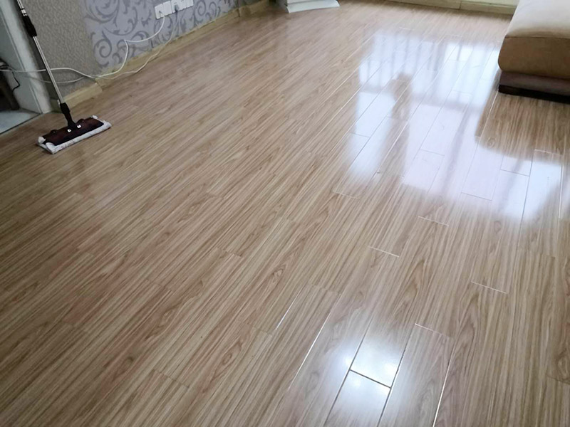 客廳木地板換新:基層清理&rarr;涂刷底膠&rarr;彈線、找平&rarr;鉆孔、安裝預(yù)埋件&rarr;安裝毛地板、找平、刨平&rarr;釘術(shù)地板、找平、刨平&rarr;釘踢腳板&rarr;刨光、打磨&rarr;油漆&rarr;上蠟。 1. 實鋪地板要先安裝地龍骨,然后再進(jìn)行木地板的鋪裝。 2. 龍骨的安裝方法:應(yīng)先在地面做預(yù)埋件,以固定木龍骨,預(yù)埋件為螺栓及鉛絲,預(yù)埋件間距為800毫米,從地面鉆孔下入。 3. 木地板的安裝方法：實鋪實木地板應(yīng)有基面板,基面板使用大芯板。 4. 地板鋪裝完成后,先用刨子將表面刨平刨光,將地板表面清掃干凈后涂刷地板漆,進(jìn)行拋光上蠟處理。