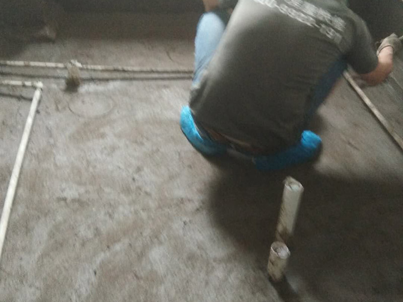 衛(wèi)生間拆除翻新裝修：首先，拆除瓷磚時(shí)要用電，而電是從客廳臨時(shí)拉的，為了避免在施工過程中發(fā)生觸電的現(xiàn)象，最好將電拉進(jìn)衛(wèi)生間內(nèi)。其次，舊房改造拆除瓷磚時(shí)可以用沖擊電鉆，這種工具方便快捷，可自由更換。但在使用前應(yīng)檢查其是否靈活，可以通過空轉(zhuǎn)一分鐘的方法進(jìn)行檢驗(yàn)。用完之后及時(shí)進(jìn)行清理。最后，梯子也是必不可少的工具之一，它可以幫助工人拆掉處于高處的瓷磚，還可以架起臨時(shí)插座。 用具的拆除，這一工程根據(jù)施工工人工作的習(xí)慣，有兩種拆除方式，可以提前將其拆除，也可以在拆磚的過程中同時(shí)進(jìn)行。但并不是所有的用具都可以提前拆除，馬桶必須在瓷磚拆除之后才可以拆掉，要不然掉落的瓷磚會(huì)砸壞馬桶。用具拆除后，應(yīng)將露出的電線接口用絕緣的東西綁住。