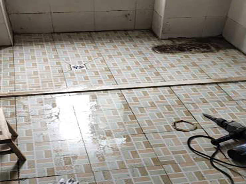 衛(wèi)生間拆除翻新裝修：首先，拆除瓷磚時(shí)要用電，而電是從客廳臨時(shí)拉的，為了避免在施工過程中發(fā)生觸電的現(xiàn)象，最好將電拉進(jìn)衛(wèi)生間內(nèi)。其次，舊房改造拆除瓷磚時(shí)可以用沖擊電鉆，這種工具方便快捷，可自由更換。但在使用前應(yīng)檢查其是否靈活，可以通過空轉(zhuǎn)一分鐘的方法進(jìn)行檢驗(yàn)。用完之后及時(shí)進(jìn)行清理。最后，梯子也是必不可少的工具之一，它可以幫助工人拆掉處于高處的瓷磚，還可以架起臨時(shí)插座。 用具的拆除，這一工程根據(jù)施工工人工作的習(xí)慣，有兩種拆除方式，可以提前將其拆除，也可以在拆磚的過程中同時(shí)進(jìn)行。但并不是所有的用具都可以提前拆除，馬桶必須在瓷磚拆除之后才可以拆掉，要不然掉落的瓷磚會(huì)砸壞馬桶。用具拆除后，應(yīng)將露出的電線接口用絕緣的東西綁住。