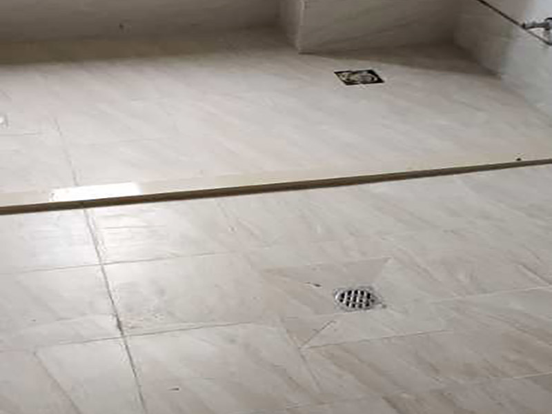 衛(wèi)生間拆除翻新裝修：首先，拆除瓷磚時(shí)要用電，而電是從客廳臨時(shí)拉的，為了避免在施工過程中發(fā)生觸電的現(xiàn)象，最好將電拉進(jìn)衛(wèi)生間內(nèi)。其次，舊房改造拆除瓷磚時(shí)可以用沖擊電鉆，這種工具方便快捷，可自由更換。但在使用前應(yīng)檢查其是否靈活，可以通過空轉(zhuǎn)一分鐘的方法進(jìn)行檢驗(yàn)。用完之后及時(shí)進(jìn)行清理。最后，梯子也是必不可少的工具之一，它可以幫助工人拆掉處于高處的瓷磚，還可以架起臨時(shí)插座。 用具的拆除，這一工程根據(jù)施工工人工作的習(xí)慣，有兩種拆除方式，可以提前將其拆除，也可以在拆磚的過程中同時(shí)進(jìn)行。但并不是所有的用具都可以提前拆除，馬桶必須在瓷磚拆除之后才可以拆掉，要不然掉落的瓷磚會(huì)砸壞馬桶。用具拆除后，應(yīng)將露出的電線接口用絕緣的東西綁住。