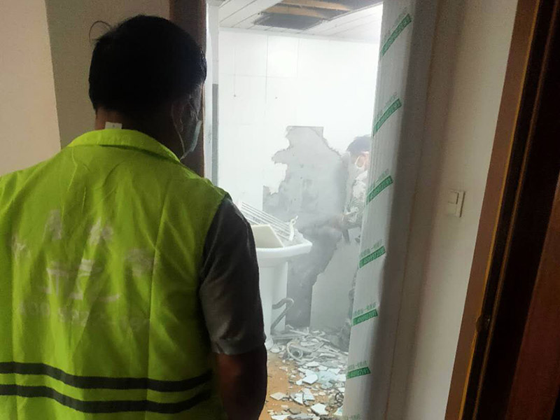 衛(wèi)生間拆除裝修:首先，拆除瓷磚時要用電，而電是從客廳臨時拉的，為了避免在施工過程中發(fā)生觸電的現(xiàn)象，最好將電拉進(jìn)衛(wèi)生間內(nèi)。其次，舊房改造拆除瓷磚時可以用沖擊電鉆，這種工具方便快捷，可自由更換。但在使用前應(yīng)檢查其是否靈活，可以通過空轉(zhuǎn)一分鐘的方法進(jìn)行檢驗。用完之后及時進(jìn)行清理。最后，梯子也是必不可少的工具之一，它可以幫助工人拆掉處于高處的瓷磚，還可以架起臨時插座。 用具的拆除，這一工程根據(jù)施工工人工作的習(xí)慣，有兩種拆除方式，可以提前將其拆除，也可以在拆磚的過程中同時進(jìn)行。但并不是所有的用具都可以提前拆除，馬桶必須在瓷磚拆除之后才可以拆掉，要不然掉落的瓷磚會砸壞馬桶。用具拆除后，應(yīng)將露出的電線接口用絕緣的東西綁住。