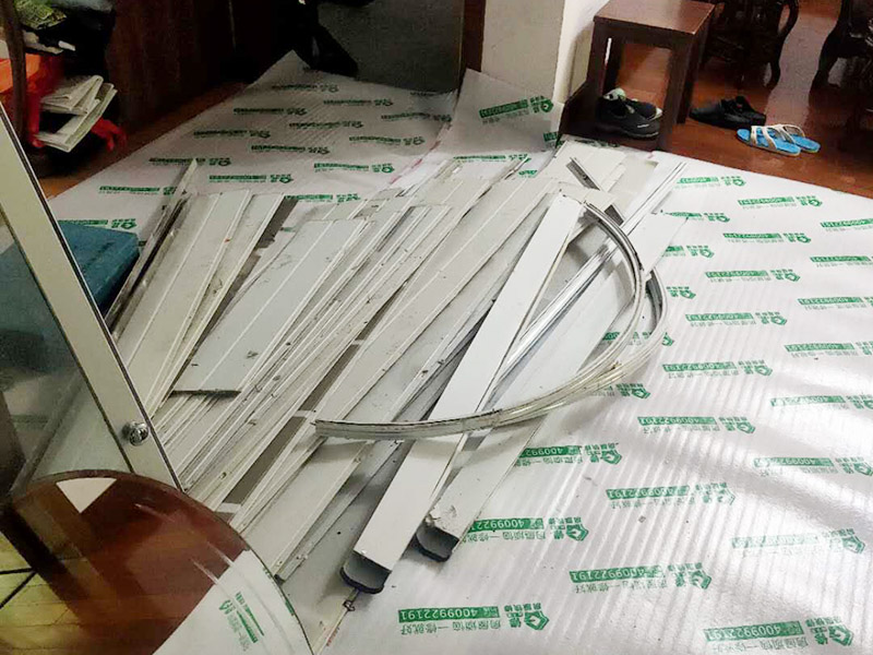 衛(wèi)生間拆除裝修:首先，拆除瓷磚時要用電，而電是從客廳臨時拉的，為了避免在施工過程中發(fā)生觸電的現(xiàn)象，最好將電拉進(jìn)衛(wèi)生間內(nèi)。其次，舊房改造拆除瓷磚時可以用沖擊電鉆，這種工具方便快捷，可自由更換。但在使用前應(yīng)檢查其是否靈活，可以通過空轉(zhuǎn)一分鐘的方法進(jìn)行檢驗。用完之后及時進(jìn)行清理。最后，梯子也是必不可少的工具之一，它可以幫助工人拆掉處于高處的瓷磚，還可以架起臨時插座。 用具的拆除，這一工程根據(jù)施工工人工作的習(xí)慣，有兩種拆除方式，可以提前將其拆除，也可以在拆磚的過程中同時進(jìn)行。但并不是所有的用具都可以提前拆除，馬桶必須在瓷磚拆除之后才可以拆掉，要不然掉落的瓷磚會砸壞馬桶。用具拆除后，應(yīng)將露出的電線接口用絕緣的東西綁住。