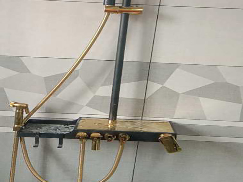 臺(tái)盆五金安裝：1.檢查預(yù)留給排水管路，安裝支撐洗面盆臺(tái)面的鋼制支架。 2.根據(jù)臺(tái)下盆包裝箱內(nèi)的臺(tái)面切割圖將臺(tái)面開(kāi)孔打磨完畢。 3.按照安裝的龍頭和臺(tái)面尺寸正確切割龍頭安裝孔，打磨。 4.把洗面盆暫時(shí)放入已開(kāi)好的臺(tái)面安裝口內(nèi)，檢查間隙，并做好記號(hào)。 5.檢查校驗(yàn)后，把洗面盆放平，在洗臉盆邊緣上口涂上硅膠密封材料后，把洗面盆小心放入臺(tái)面下，對(duì)準(zhǔn)安裝孔，跟先前的記號(hào)相校準(zhǔn)并向上壓緊，并使用廠家隨貨附帶的臉盆與臺(tái)面的連接件，將洗臉盆與臺(tái)面緊密連接。 6.臺(tái)下盆邊緣打膠。 7.安裝臺(tái)下盆上下五金件。 8.等密封膠硬化后，連接進(jìn)水和排水管件。