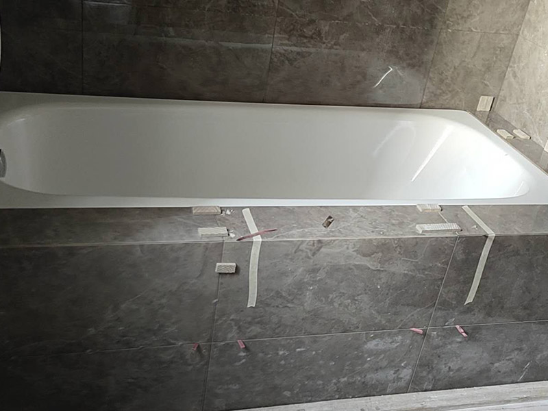 衛(wèi)生間浴缸安裝:1、在安裝裙板浴缸時(shí)，其裙板底部應(yīng)緊貼地面，樓板在排水處應(yīng)預(yù)留250～300mm洞孔，便于排水安裝，在浴缸排水端部墻體設(shè)置檢修孔。 2、其他各類浴缸可根據(jù)有關(guān)標(biāo)準(zhǔn)或用戶需求確定浴缸上平面高度。然后砌兩條磚基礎(chǔ)后安裝浴缸。如浴缸側(cè)邊砌裙墻，應(yīng)在浴缸排水處設(shè)置檢修孔或在排水端部墻上開設(shè)檢修孔。 3、各種浴缸冷、熱水龍頭或混合龍頭其高度應(yīng)高出浴缸上平面150mm。安裝時(shí)應(yīng)不損壞鍍鉻層。鍍鉻罩與墻面應(yīng)緊貼。 4、固定式淋浴器、軟管淋浴器其高度可按有關(guān)標(biāo)準(zhǔn)或按用戶需求安裝。 5、浴缸安裝上平面必須用水平尺校驗(yàn)平整，不得側(cè)斜。浴盆上口側(cè)邊與墻面結(jié)合處應(yīng)用密封膏填嵌密實(shí)。 6、浴缸排水與排水管連接應(yīng)牢固密實(shí)，且便于拆卸，連接處不得敞口。 7、水件安裝完畢后，應(yīng)該實(shí)驗(yàn)各個(gè)出水口是否暢順，并且關(guān)閉去水閥，給浴缸內(nèi)蓄水，觀察會(huì)不會(huì)漏水，最后再打開去水，觀察排水速度是否正常，并且看看有沒有水從浴缸底部溢出到外面。