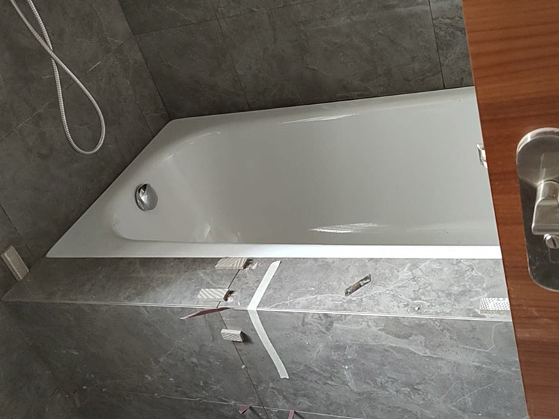 衛(wèi)生間浴缸安裝:1、在安裝裙板浴缸時(shí)，其裙板底部應(yīng)緊貼地面，樓板在排水處應(yīng)預(yù)留250～300mm洞孔，便于排水安裝，在浴缸排水端部墻體設(shè)置檢修孔。 2、其他各類浴缸可根據(jù)有關(guān)標(biāo)準(zhǔn)或用戶需求確定浴缸上平面高度。然后砌兩條磚基礎(chǔ)后安裝浴缸。如浴缸側(cè)邊砌裙墻，應(yīng)在浴缸排水處設(shè)置檢修孔或在排水端部墻上開設(shè)檢修孔。 3、各種浴缸冷、熱水龍頭或混合龍頭其高度應(yīng)高出浴缸上平面150mm。安裝時(shí)應(yīng)不損壞鍍鉻層。鍍鉻罩與墻面應(yīng)緊貼。 4、固定式淋浴器、軟管淋浴器其高度可按有關(guān)標(biāo)準(zhǔn)或按用戶需求安裝。 5、浴缸安裝上平面必須用水平尺校驗(yàn)平整，不得側(cè)斜。浴盆上口側(cè)邊與墻面結(jié)合處應(yīng)用密封膏填嵌密實(shí)。 6、浴缸排水與排水管連接應(yīng)牢固密實(shí)，且便于拆卸，連接處不得敞口。 7、水件安裝完畢后，應(yīng)該實(shí)驗(yàn)各個(gè)出水口是否暢順，并且關(guān)閉去水閥，給浴缸內(nèi)蓄水，觀察會(huì)不會(huì)漏水，最后再打開去水，觀察排水速度是否正常，并且看看有沒有水從浴缸底部溢出到外面。