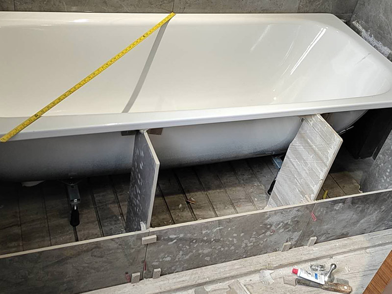 衛(wèi)生間浴缸安裝:1、在安裝裙板浴缸時(shí)，其裙板底部應(yīng)緊貼地面，樓板在排水處應(yīng)預(yù)留250～300mm洞孔，便于排水安裝，在浴缸排水端部墻體設(shè)置檢修孔。 2、其他各類浴缸可根據(jù)有關(guān)標(biāo)準(zhǔn)或用戶需求確定浴缸上平面高度。然后砌兩條磚基礎(chǔ)后安裝浴缸。如浴缸側(cè)邊砌裙墻，應(yīng)在浴缸排水處設(shè)置檢修孔或在排水端部墻上開設(shè)檢修孔。 3、各種浴缸冷、熱水龍頭或混合龍頭其高度應(yīng)高出浴缸上平面150mm。安裝時(shí)應(yīng)不損壞鍍鉻層。鍍鉻罩與墻面應(yīng)緊貼。 4、固定式淋浴器、軟管淋浴器其高度可按有關(guān)標(biāo)準(zhǔn)或按用戶需求安裝。 5、浴缸安裝上平面必須用水平尺校驗(yàn)平整，不得側(cè)斜。浴盆上口側(cè)邊與墻面結(jié)合處應(yīng)用密封膏填嵌密實(shí)。 6、浴缸排水與排水管連接應(yīng)牢固密實(shí)，且便于拆卸，連接處不得敞口。 7、水件安裝完畢后，應(yīng)該實(shí)驗(yàn)各個(gè)出水口是否暢順，并且關(guān)閉去水閥，給浴缸內(nèi)蓄水，觀察會(huì)不會(huì)漏水，最后再打開去水，觀察排水速度是否正常，并且看看有沒有水從浴缸底部溢出到外面。