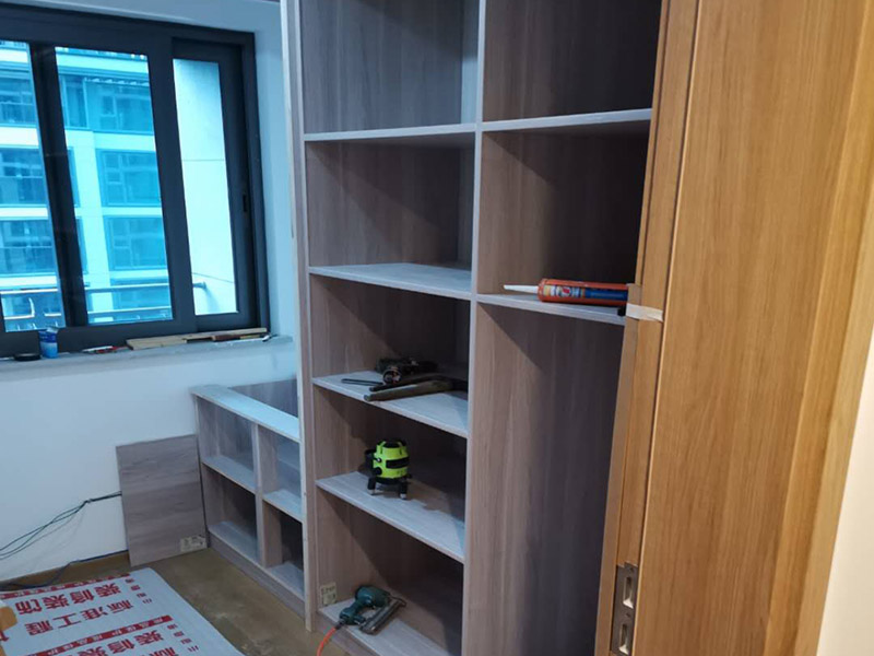 定制衣柜安裝：檢測(cè)包裝是否完好無(wú)損，一旦發(fā)現(xiàn)有破損，及時(shí)要求現(xiàn)場(chǎng)安裝人員開箱檢查破損部位的內(nèi)部家具，是否有磕碰、劃傷等運(yùn)輸問(wèn)題。 開箱后檢查收到產(chǎn)品的外觀和配件，是否完全符合自己當(dāng)初的訂單要求，如果有玻璃制品或者是塑料制品，建議檢查是否有破碎或者是變形等等。 在安裝的過(guò)程中要做好監(jiān)督工作，注意對(duì)家中其他位置的保護(hù)，尤其是地板、門套、門、墻紙、燈具等，避免受到剮蹭等問(wèn)題，同時(shí)也要防止衣柜本身受到損壞。 注意保持衛(wèi)生，如果您是更換家里的舊家具，這一點(diǎn)就尤為重要。定制家具不同于成品家具，很多東西是在家中安裝完成的，必然要有一些打孔、切割等工作，所以會(huì)產(chǎn)生一些鋸末和灰塵。