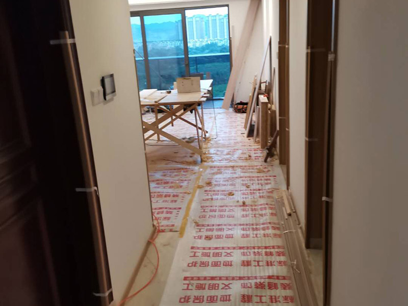 定制衣柜安裝：檢測(cè)包裝是否完好無(wú)損，一旦發(fā)現(xiàn)有破損，及時(shí)要求現(xiàn)場(chǎng)安裝人員開箱檢查破損部位的內(nèi)部家具，是否有磕碰、劃傷等運(yùn)輸問(wèn)題。 開箱后檢查收到產(chǎn)品的外觀和配件，是否完全符合自己當(dāng)初的訂單要求，如果有玻璃制品或者是塑料制品，建議檢查是否有破碎或者是變形等等。 在安裝的過(guò)程中要做好監(jiān)督工作，注意對(duì)家中其他位置的保護(hù)，尤其是地板、門套、門、墻紙、燈具等，避免受到剮蹭等問(wèn)題，同時(shí)也要防止衣柜本身受到損壞。 注意保持衛(wèi)生，如果您是更換家里的舊家具，這一點(diǎn)就尤為重要。定制家具不同于成品家具，很多東西是在家中安裝完成的，必然要有一些打孔、切割等工作，所以會(huì)產(chǎn)生一些鋸末和灰塵。