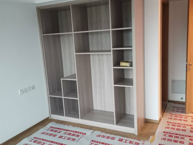 定制衣柜安裝：檢測(cè)包裝是否完好無(wú)損，一旦發(fā)現(xiàn)有破損，及時(shí)要求現(xiàn)場(chǎng)安裝人員開箱檢查破損部位的內(nèi)部家具，是否有磕碰、劃傷等運(yùn)輸問(wèn)題。 開箱后檢查收到產(chǎn)品的外觀和配件，是否完全符合自己當(dāng)初的訂單要求，如果有玻璃制品或者是塑料制品，建議檢查是否有破碎或者是變形等等。 在安裝的過(guò)程中要做好監(jiān)督工作，注意對(duì)家中其他位置的保護(hù)，尤其是地板、門套、門、墻紙、燈具等，避免受到剮蹭等問(wèn)題，同時(shí)也要防止衣柜本身受到損壞。 注意保持衛(wèi)生，如果您是更換家里的舊家具，這一點(diǎn)就尤為重要。定制家具不同于成品家具，很多東西是在家中安裝完成的，必然要有一些打孔、切割等工作，所以會(huì)產(chǎn)生一些鋸末和灰塵。