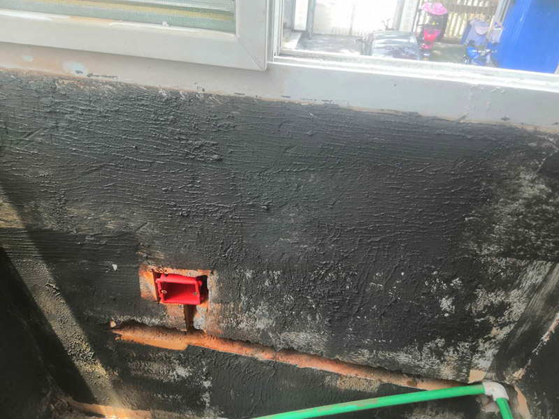 陽(yáng)臺(tái)墻面修補(bǔ)翻新：陽(yáng)臺(tái)地面的防水，第一就是要確保地面有一定的坡度向排水口傾斜。第二就是要確保陽(yáng)臺(tái)和客廳至少要有2-3公分的高度差。接著，我們一起來(lái)看下陽(yáng)臺(tái)防水如何先材與施工。陽(yáng)臺(tái)防水我們可以選用通用型GS防水涂料或柔韌型防水JS防水涂料，也可以兩種交叉配合使用，防水都能達(dá)到理想效果。 特別是南方，陽(yáng)臺(tái)窗的施工質(zhì)量，通常是您家庭能否安然度過(guò)臺(tái)風(fēng)季度的關(guān)鍵所在。陽(yáng)臺(tái)窗的防水，第一要重視窗的質(zhì)量，密封性要好。防水框的里外向不要搞錯(cuò)。