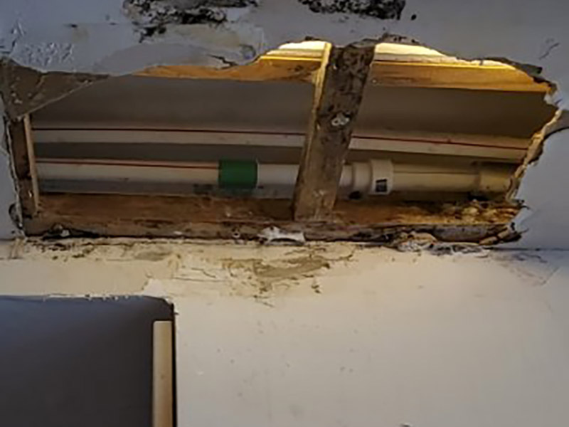 水管更換維修：檢查進(jìn)水管的螺絲，看是否生銹。 如果生銹可用扳手輕輕敲去銹。 螺絲一般是六角螺絲，好用方便。 同時擰下龍頭這邊的螺絲。 如果鐵銹太嚴(yán)重可用鉗子夾住一段，避免龍頭或者水管被擰壞。