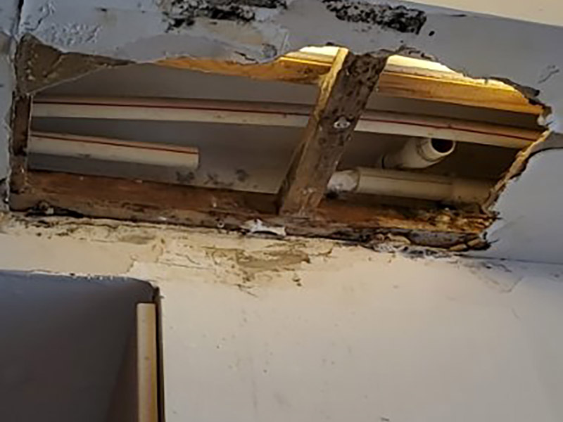 水管更換維修：檢查進(jìn)水管的螺絲，看是否生銹。 如果生銹可用扳手輕輕敲去銹。 螺絲一般是六角螺絲，好用方便。 同時擰下龍頭這邊的螺絲。 如果鐵銹太嚴(yán)重可用鉗子夾住一段，避免龍頭或者水管被擰壞。