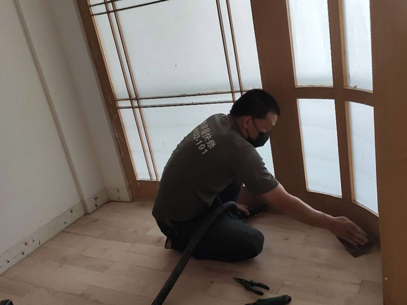 實(shí)木地板翻新打蠟：利用稀釋工具對(duì)中性清潔劑進(jìn)行合理比例的稀釋，利用清洗機(jī)和稀釋好的中性清潔劑將地面清洗干凈，盡量將地板打掃干凈。 在潔凈干燥的地表面落底蠟兩遍，然后利用風(fēng)干機(jī)對(duì)落蠟的地面進(jìn)行全面性的風(fēng)干；待底蠟干燥后，再在其表面落面蠟兩遍，利用風(fēng)干機(jī)對(duì)其進(jìn)行風(fēng)干。 待蠟面徹底干燥后，用高速拋光機(jī)配合拋光墊進(jìn)行均勻、勻速的拋光即可。經(jīng)打蠟拋光的地面，光亮整潔、自然鏡面可達(dá)到90％以上，感觀效果特佳。