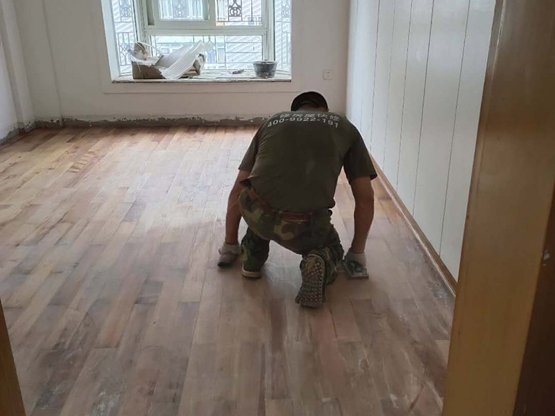 實(shí)木地板翻新打蠟：利用稀釋工具對(duì)中性清潔劑進(jìn)行合理比例的稀釋，利用清洗機(jī)和稀釋好的中性清潔劑將地面清洗干凈，盡量將地板打掃干凈。 在潔凈干燥的地表面落底蠟兩遍，然后利用風(fēng)干機(jī)對(duì)落蠟的地面進(jìn)行全面性的風(fēng)干；待底蠟干燥后，再在其表面落面蠟兩遍，利用風(fēng)干機(jī)對(duì)其進(jìn)行風(fēng)干。 待蠟面徹底干燥后，用高速拋光機(jī)配合拋光墊進(jìn)行均勻、勻速的拋光即可。經(jīng)打蠟拋光的地面，光亮整潔、自然鏡面可達(dá)到90％以上，感觀效果特佳。