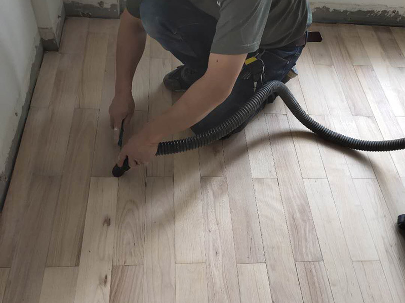 實(shí)木地板翻新打蠟：利用稀釋工具對(duì)中性清潔劑進(jìn)行合理比例的稀釋，利用清洗機(jī)和稀釋好的中性清潔劑將地面清洗干凈，盡量將地板打掃干凈。 在潔凈干燥的地表面落底蠟兩遍，然后利用風(fēng)干機(jī)對(duì)落蠟的地面進(jìn)行全面性的風(fēng)干；待底蠟干燥后，再在其表面落面蠟兩遍，利用風(fēng)干機(jī)對(duì)其進(jìn)行風(fēng)干。 待蠟面徹底干燥后，用高速拋光機(jī)配合拋光墊進(jìn)行均勻、勻速的拋光即可。經(jīng)打蠟拋光的地面，光亮整潔、自然鏡面可達(dá)到90％以上，感觀效果特佳。