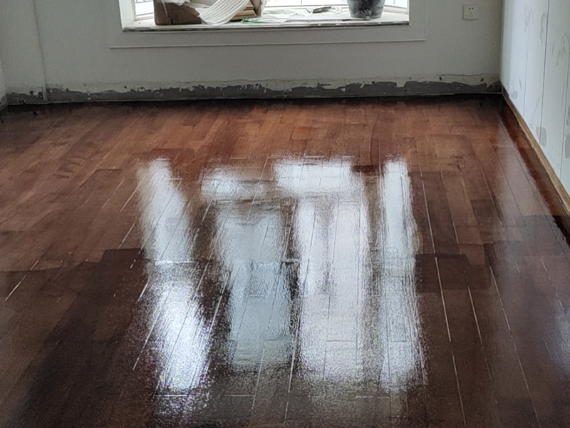 實(shí)木地板翻新打蠟：利用稀釋工具對(duì)中性清潔劑進(jìn)行合理比例的稀釋，利用清洗機(jī)和稀釋好的中性清潔劑將地面清洗干凈，盡量將地板打掃干凈。 在潔凈干燥的地表面落底蠟兩遍，然后利用風(fēng)干機(jī)對(duì)落蠟的地面進(jìn)行全面性的風(fēng)干；待底蠟干燥后，再在其表面落面蠟兩遍，利用風(fēng)干機(jī)對(duì)其進(jìn)行風(fēng)干。 待蠟面徹底干燥后，用高速拋光機(jī)配合拋光墊進(jìn)行均勻、勻速的拋光即可。經(jīng)打蠟拋光的地面，光亮整潔、自然鏡面可達(dá)到90％以上，感觀效果特佳。