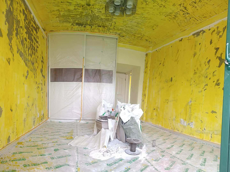 墻面基層刷防固漆：首先我們要把墻體上的工業(yè)大白鏟掉，這種工業(yè)大白是開發(fā)商為了交房刷的一層膩?zhàn)臃?，它?huì)遮蓋空鼓裂縫，所以我們需要鏟掉，然后做基層處理，主要是處理空鼓和裂縫，空鼓用錘子敲開然后用水泥砂漿填平，裂縫就用嵌縫帶嵌上。接著刷一層界面劑，這個(gè)界面劑就是黃墻綠地的效果，可以稱為墻固地固，一般毛坯墻中都會(huì)含有工業(yè)氨水，而它會(huì)持續(xù)不斷的釋放一種有害氣體--氡氣，這個(gè)氡氣對(duì)我們的呼吸道和關(guān)節(jié)有一定的危害，所以界面劑一個(gè)作用就是為了防止墻體中的氡氣進(jìn)入室內(nèi)。也可以增加墻面和膩?zhàn)拥母街?，增?qiáng)刷漆質(zhì)量。地固的話可以防止工地灰塵煙塵太大，會(huì)影響工人施工，另外也可以防止灰塵附著在某些家具表面，影響后期家具漆的效果。