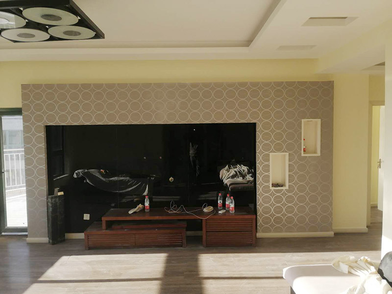 全屋裝修翻新：1、在新管道和舊管道對(duì)接前，有必要檢查舊管道是否疏通，避免日后費(fèi)事。2、廚房清潔間墻磚撤銷，表面找平很重要。廚房清潔間墻面的找平作業(yè)往往是業(yè)主忽略的環(huán)節(jié)?！　?、墻面施工是需要留心的一點(diǎn)。老墻面在改動(dòng)前必定要做墻面的底層處理，盡量鏟除原始?jí)γ?，通過從頭修補(bǔ)和處理，再刷乳膠漆方可保證新墻的穩(wěn)固。　　4、舊房中一般原有的水路管線都有許多不合理的布局或被腐蝕，所以需對(duì)水路進(jìn)行全面檢查。假如原有的管線是已被淘汰的鍍鋅管，在施工中有必要將其替換為銅管、鋁塑復(fù)合管或PP-R管?！　?、砸墻磚及地磚時(shí)，避免碎片堵塞下水道;只需表層厚度抵達(dá)4毫米的實(shí)木地板、實(shí)木復(fù)合地板和竹地板方可進(jìn)行改動(dòng)。此外，部分改動(dòng)還會(huì)構(gòu)成地板間的新舊差異，因此，不能盲目對(duì)地板進(jìn)行改動(dòng)。